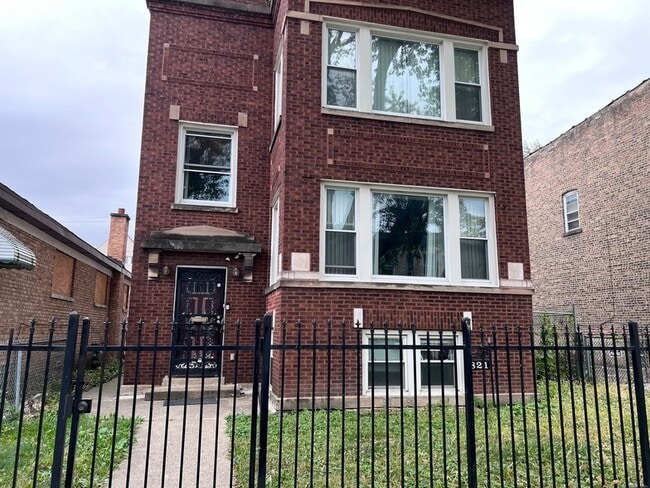 Building Photo - 821 N Waller Ave Unit 2ndFl