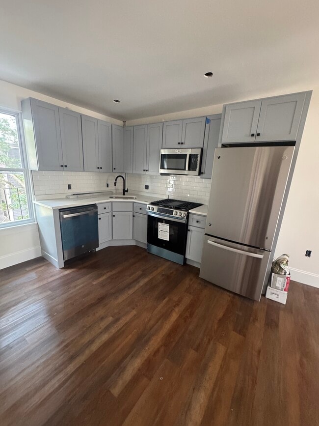 Building Photo - 10 Hunting St Unit 2