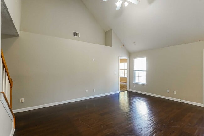 Photo - 110 Lyndhurst Dr