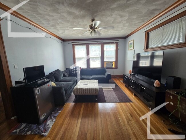 Building Photo - 3 bed in Brighton steps from BC