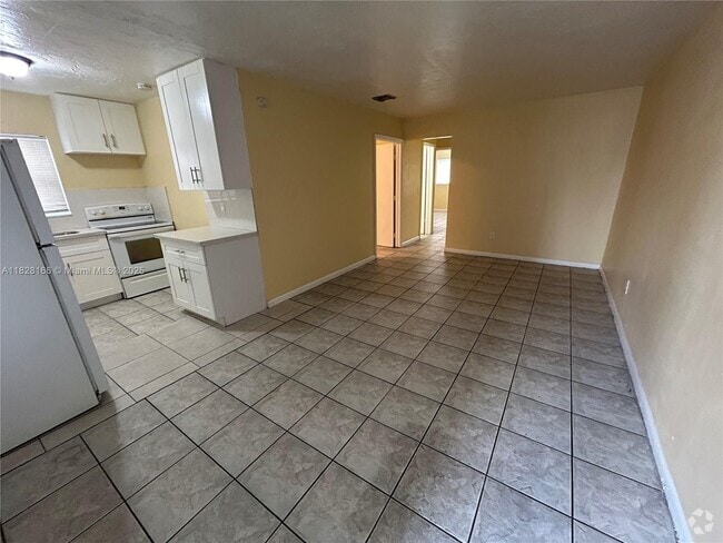 Building Photo - 5600 NW 15th St Unit 1 Rental