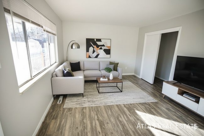 Building Photo - 4414 N Chestnut St Unit 2