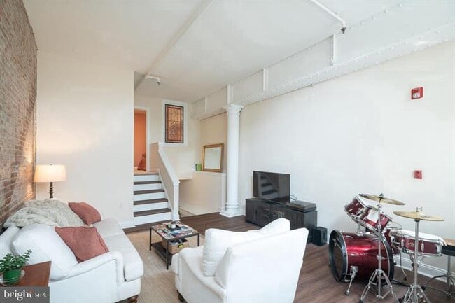 Building Photo - 50 N Front St Unit 101