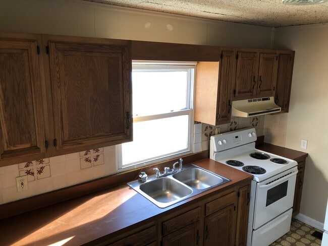 Photo - 2 Bedroom House W/ Garage!