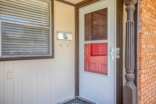 Photo - 1926 Cherokee Ln