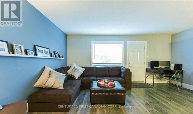 Photo - 166 Southdale Rd W