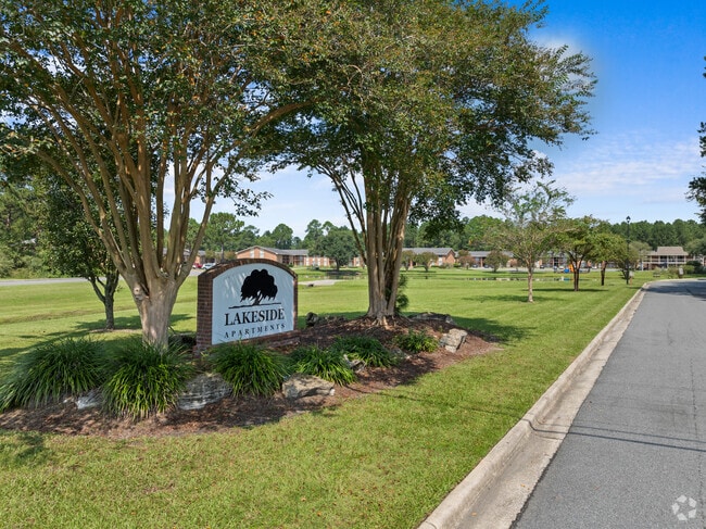 Lakeside Apartments - Signage
