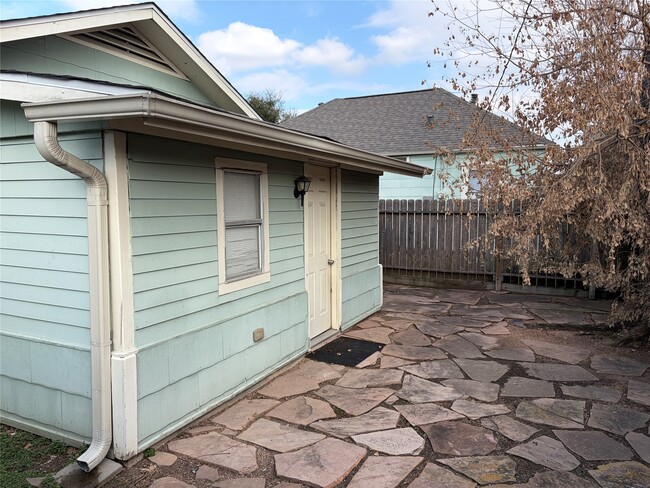 Photo - 405 1/2 Walton St