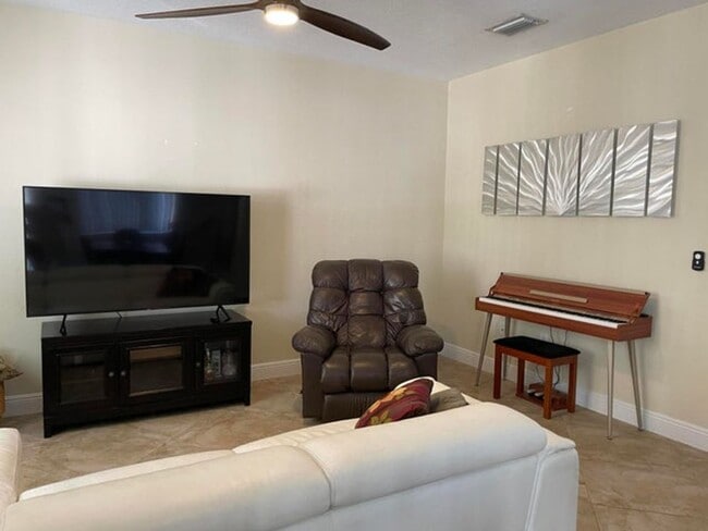 Photo - 552 NW 39th Cir