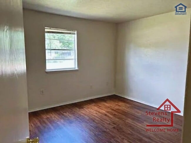 Photo - 1502 NW Kingsbury Ave