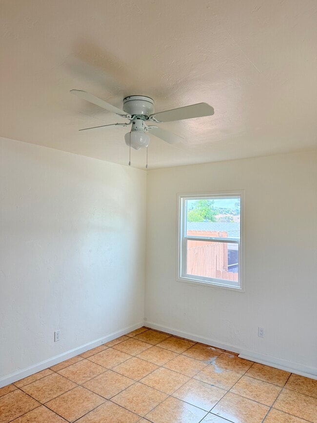 Photo - 663 Cadman St