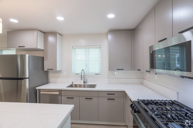 2 habitaciones, 3 baños - 920 pies cuadrados - Cocina - 1317 Punta Gorda Street