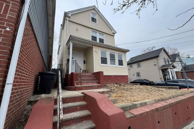 Building Photo - 572 Christopher St Rental