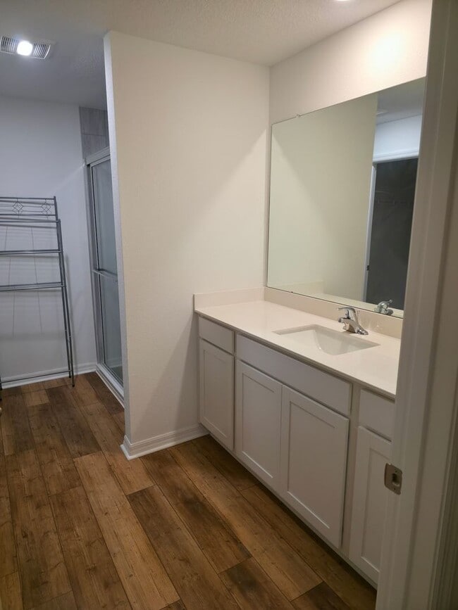 Photo - Brand New 3/2/2 furnished close to I75 to commute to Tampa or Ocala.