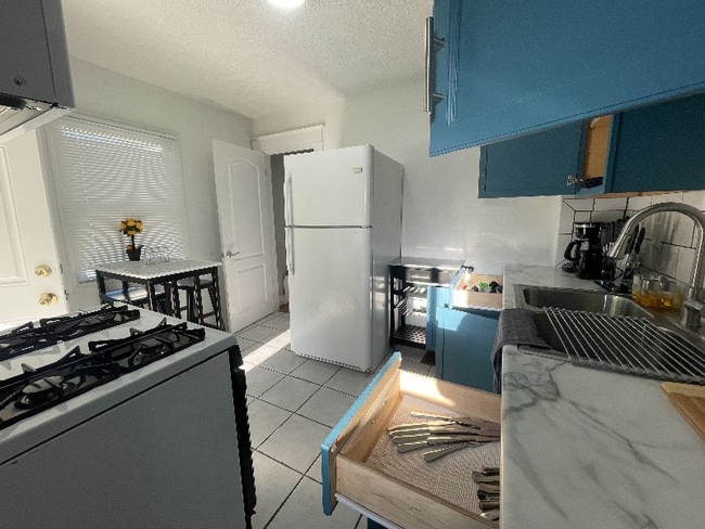 Photo - 1308 N Gladstone Ave Unidad 1308