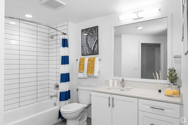 2BR, 2BA - 1,116SF - Hall Bathroom