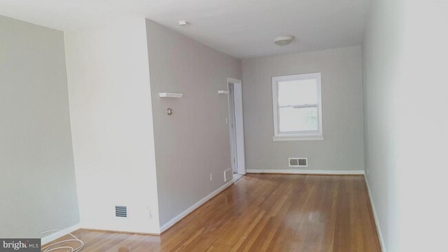 Photo - 905 Little St