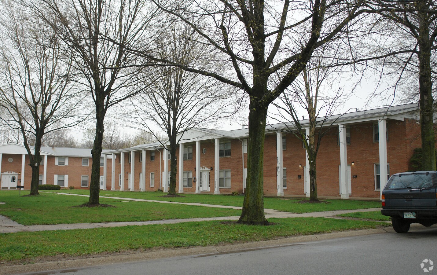 Colonial Court Apartments - Colonial Court Apartments