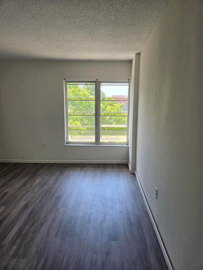 Building Photo - 4160 Inverrary Dr Unit 507