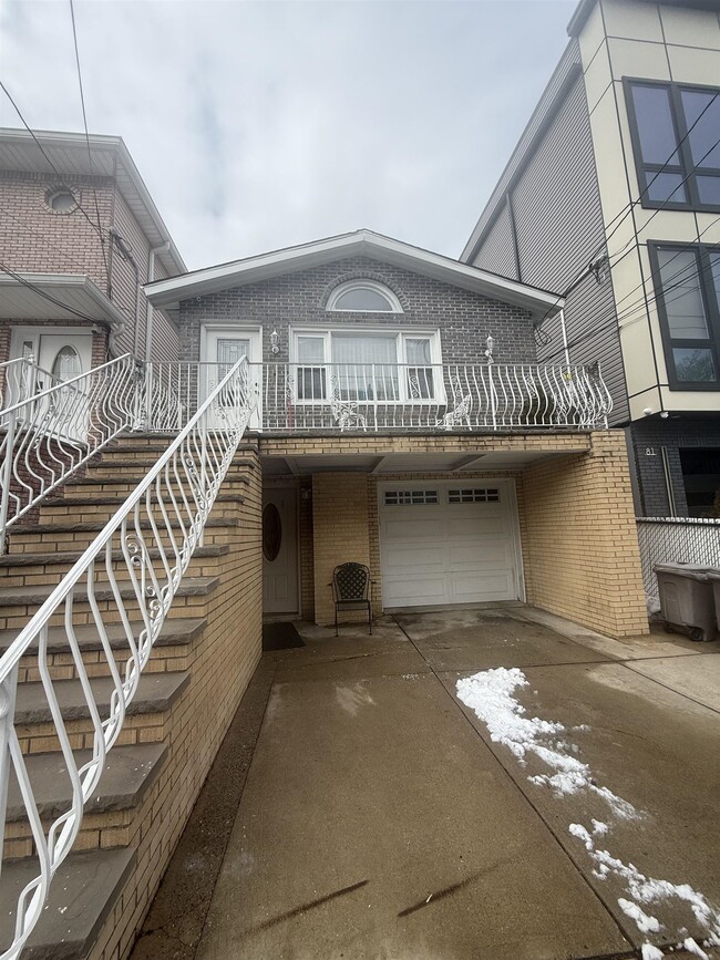 Building Photo - 79 Webster Ave Unit 2