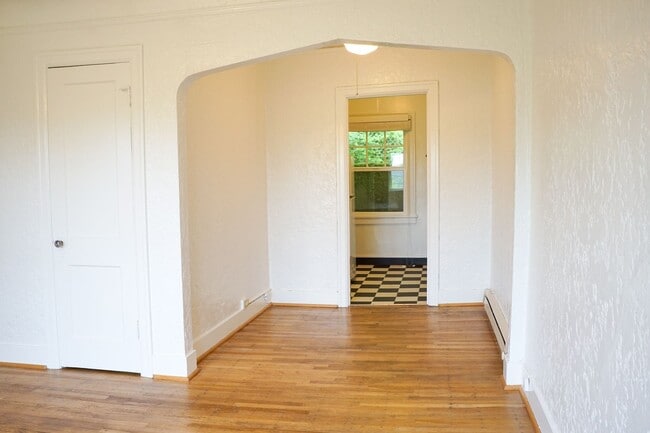 Photo - John's Landing Charmer: H/W Floors, Close to OHSU, Pet-Friendly! Unit 06