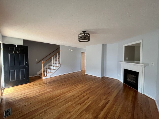 Photo - 696 Wyndhurst Dr