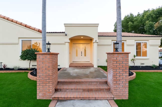 Building Photo - Large 5 Bedroom 4 bathroom Home