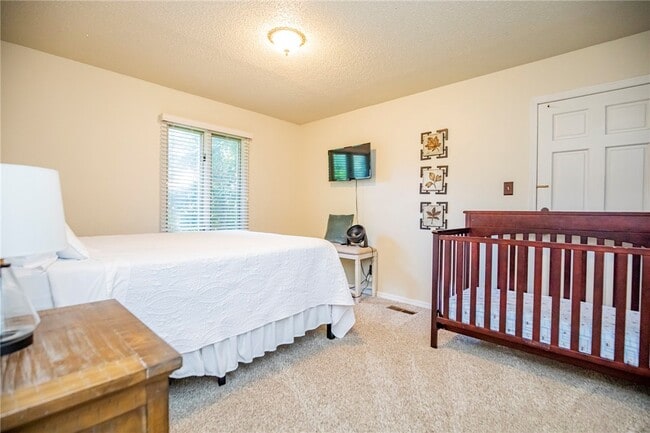 Photo - 107 NW Winfield Ln