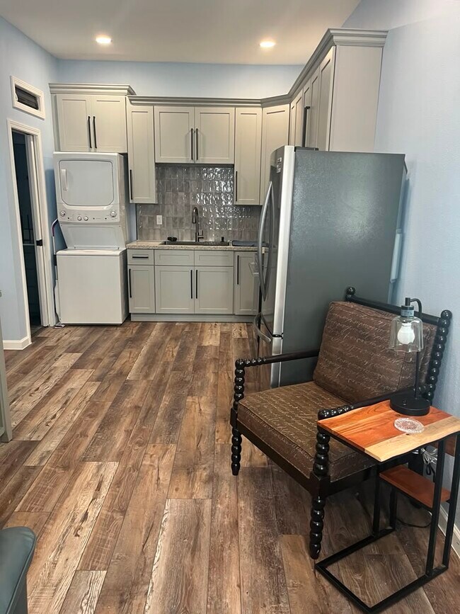 Full Kitchen and Laundry - 2418 Robert St