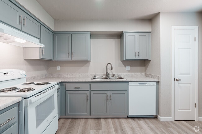 2BR, 2BA - 850SF - Kitchen