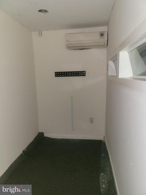 Photo - 5700 Delancey St