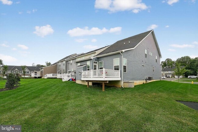 Photo - 701 Cascade Way