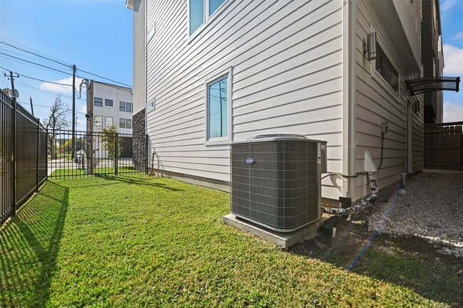 Photo - 2413 Pease St