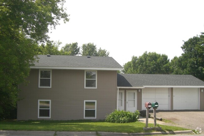 Building Photo - 611 Freeman Ave S Unit 2 LOWER Rental