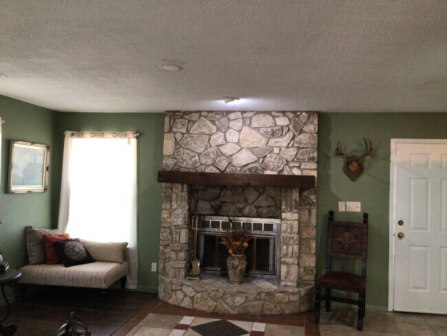2410 Lakeview Ln