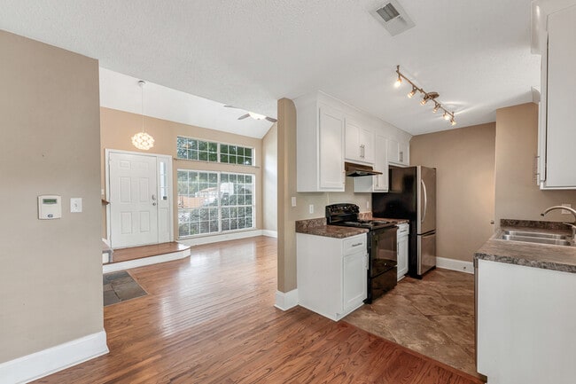 Photo - 123 River Oaks Dr