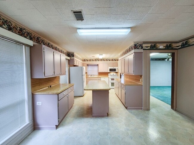 Photo - 1402 Loberg Ln