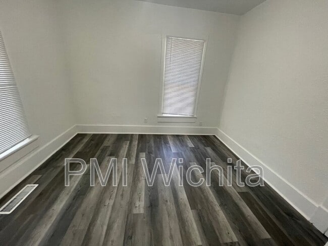 Photo - 210 N Ash St