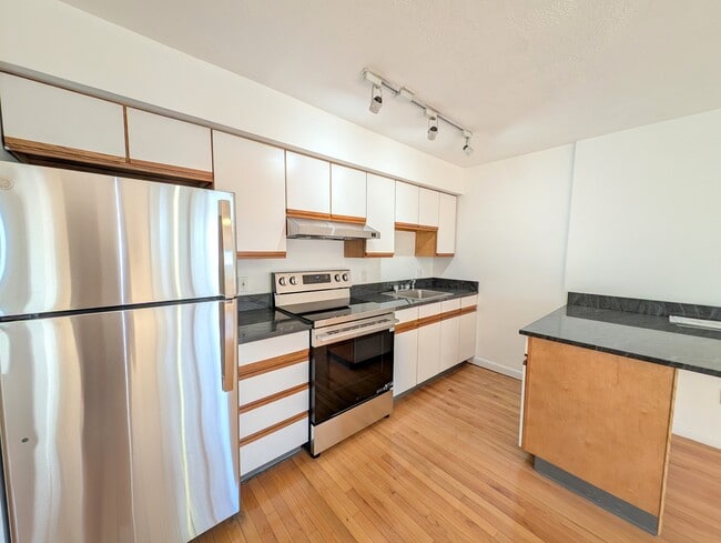 Building Photo - 10 Roberts St Unit 35