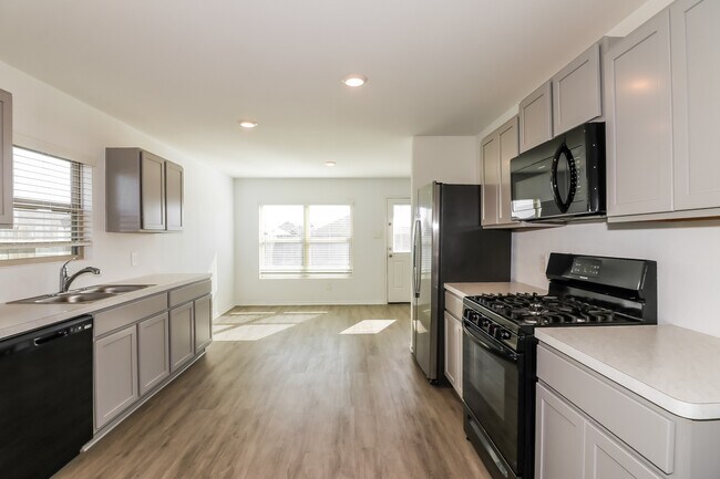 Photo - 310 Pickwick Gdns Ln