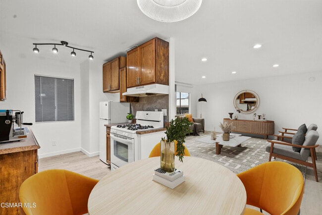 Photo - 8800 Cedros Ave