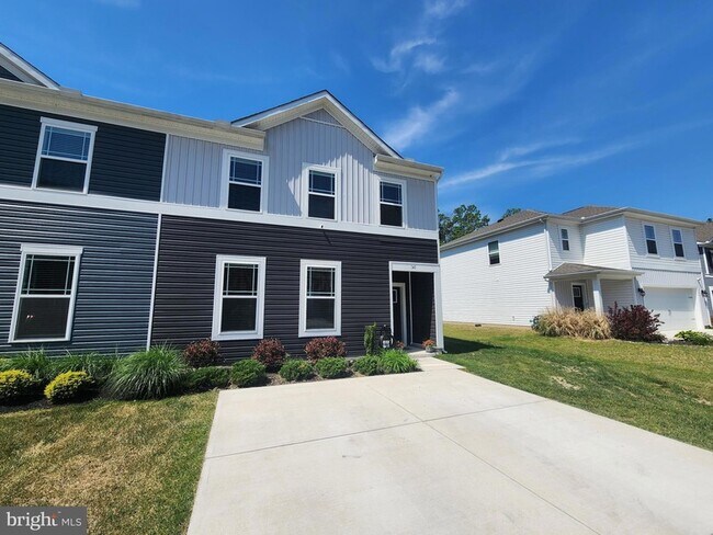 Photo - 140 Currant Cir