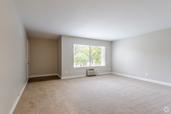 1BR, 1BA - 725 SF