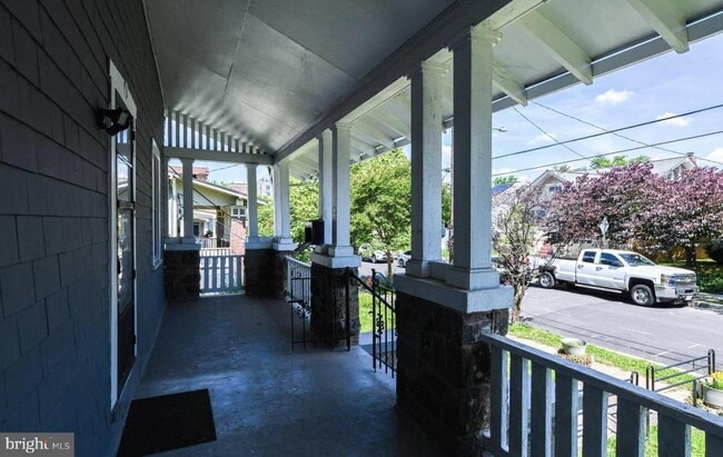 Photo - 1011 Douglas St NE