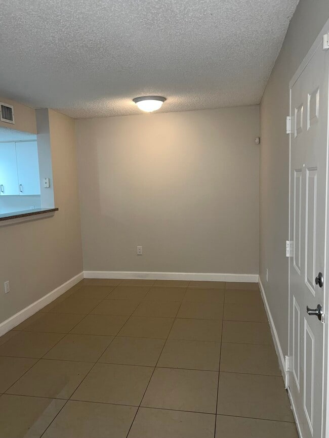 Photo - 5001 Wiles Rd Unidad 204