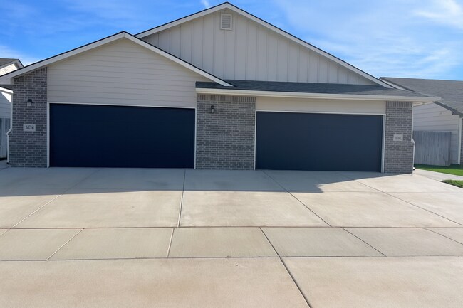 Building Photo - 1638/40 Hickory Creek Unit 1640 Hickory Creek