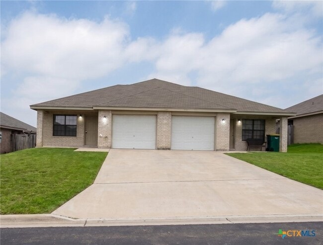 Building Photo - 305 Cedar Ridge Dr Unit A