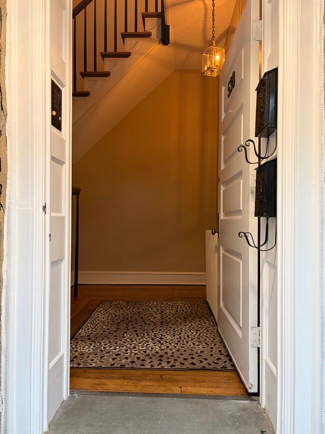 ground floor entrance - 7709 Cherokee St Unit 7709 Cherokee Street
