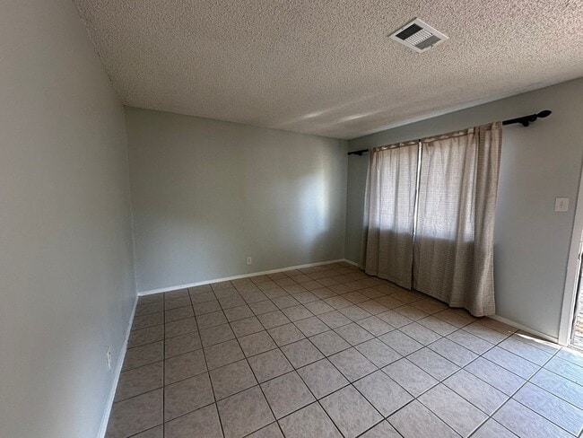 Photo - Samuelson Properties 2 (310 Craigmont Dr) Unidad B