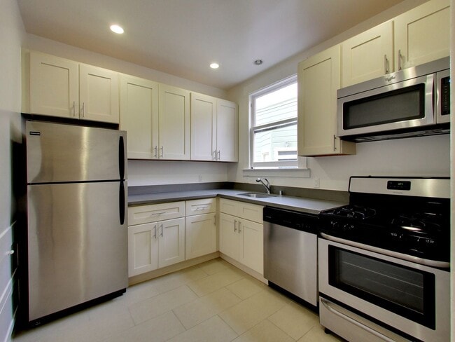 Building Photo - RENOVATED, Top Floor. PARKING Available. L... Unit #14